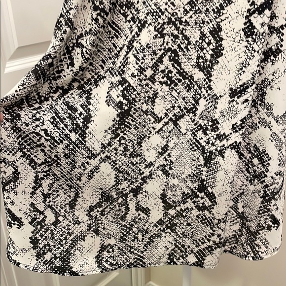 Worthington Black and White Sleeveless Button Down Shirt Front Pockets - Picture 9 of 16